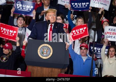 Präsident Donald J. Trump spricht mit einer großen Menge bei der "Keep America Great"-Kundgebung im Wildwoods Convention Center. Stockfoto