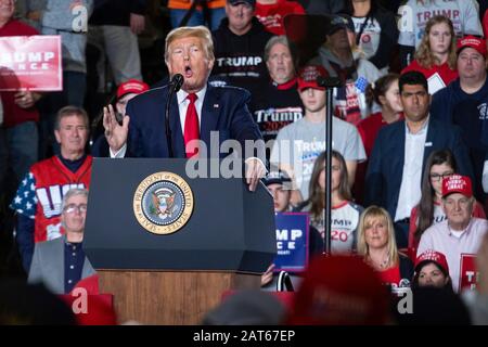 Präsident Donald J. Trump spricht mit einer großen Menge bei der "Keep America Great"-Kundgebung im Wildwoods Convention Center. Stockfoto