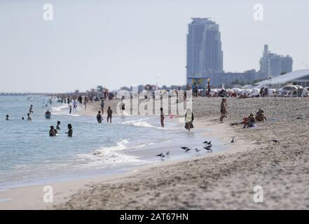 Miami, Vereinigte Staaten. Januar 2020. Am Donnerstag, 30. Januar 2020, in Miami, Florida, laufen Menschen entlang der Küstenlinie von Miami Beach. Die Kansas City Chefs werden am Sonntag, 2. Februar 2020, die San Francisco 49ers im Super Bowl LIV spielen. Foto von John Angelillo/UPI Credit: UPI/Alamy Live News Stockfoto