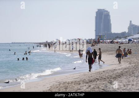 Miami, Vereinigte Staaten. Januar 2020. Am Donnerstag, 30. Januar 2020, in Miami, Florida, laufen Menschen entlang der Küstenlinie von Miami Beach. Die Kansas City Chefs werden am Sonntag, 2. Februar 2020, die San Francisco 49ers im Super Bowl LIV spielen. Foto von John Angelillo/UPI Credit: UPI/Alamy Live News Stockfoto