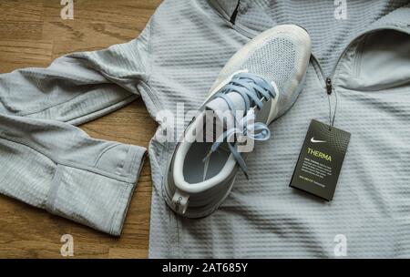 Paris, Frankreich - 23. September 2019: Overhead-View Still-Life Professional Running-T-Shirt mit Therma und Dri-Fit-Technologie Laufschuhe von Nike Odyssey React Flystrit 2 Stockfoto