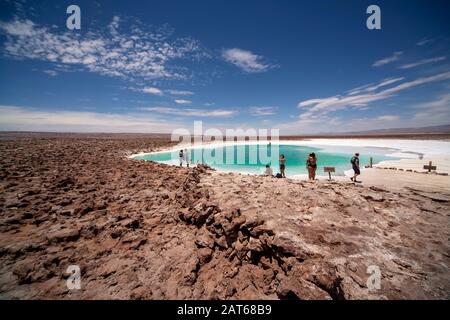 Touristen, die das salzige Wasser der Lagunas Escondidas de Baltinachi, Atacama-Wüste, Antofagasta, Chile, genießen Stockfoto