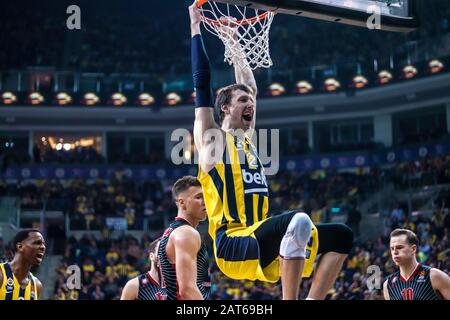 Istanbul/TÜRKEI - 24. JANUAR 2020: Jan Vesely hängte während des Basketballspiels der Euroleague 2019-20 Runde 21 zwischen Fenerbahce und Olimpia Milano in der Ulker Sports Arena den Rand. Stockfoto