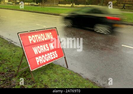 Schlaglöcher arbeiten im Gange Straßenschild auf der A82 in Glasgow, Schottland, Großbritannien Stockfoto