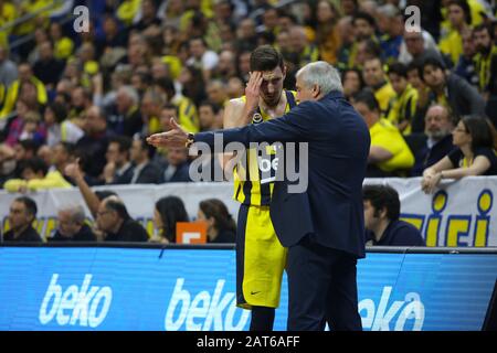 Istanbul/TÜRKEI - 16. JANUAR 2020: Trainer Zeljko Obradovic und Nando De Colo im Dialog während des Basketballspiels der Euroleague 2019-20 Runde 20 zwischen Fenerbahce und Barcelona. Stockfoto