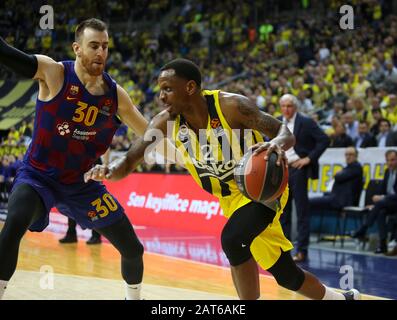 Istanbul/TÜRKEI - 16. JANUAR 2020: James Nunnally und Victor Claver im Einsatz während des Basketballspiels der Euroleague 2019-20 Runde 20 zwischen Fenerbahce und Barcelona. Stockfoto