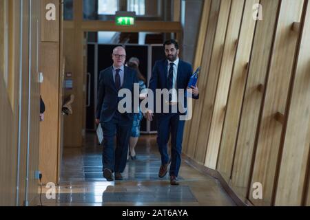 Edinburgh, Großbritannien. Januar 2020. Abbildung: (Rechts) Humza Youssaf MSP - Minister der Justiz. Die letzten Ersten Ministerfragen im schottischen Parlament, bevor das Vereinigte Königreich die EU verlässt, und am Tag, an dem Holyrood für sein zweites Unabhängigkeitsreferendum stimmte, hatte die Kammer heute einen heftigen Austausch. Kredit: Colin Fisher/Alamy Live News. Stockfoto