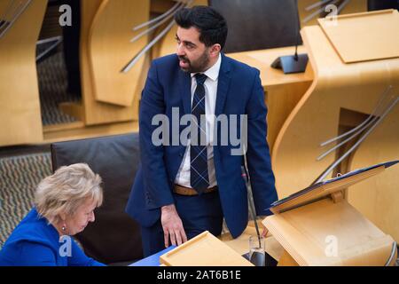 Edinburgh, Großbritannien. Januar 2020. Abbildung: (Rechts) Humza Youssaf MSP - Minister der Justiz. Die letzten Ersten Ministerfragen im schottischen Parlament, bevor das Vereinigte Königreich die EU verlässt, und am Tag, an dem Holyrood für sein zweites Unabhängigkeitsreferendum stimmte, hatte die Kammer heute einen heftigen Austausch. Kredit: Colin Fisher/Alamy Live News. Stockfoto