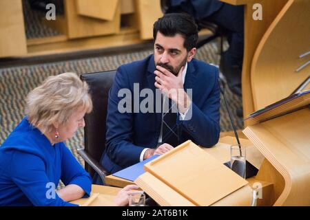 Edinburgh, Großbritannien. Januar 2020. Abbildung: (Rechts) Humza Youssaf MSP - Minister der Justiz. Die letzten Ersten Ministerfragen im schottischen Parlament, bevor das Vereinigte Königreich die EU verlässt, und am Tag, an dem Holyrood für sein zweites Unabhängigkeitsreferendum stimmte, hatte die Kammer heute einen heftigen Austausch. Kredit: Colin Fisher/Alamy Live News. Stockfoto