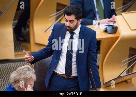 Edinburgh, Großbritannien. Januar 2020. Abbildung: (Rechts) Humza Youssaf MSP - Minister der Justiz. Die letzten Ersten Ministerfragen im schottischen Parlament, bevor das Vereinigte Königreich die EU verlässt, und am Tag, an dem Holyrood für sein zweites Unabhängigkeitsreferendum stimmte, hatte die Kammer heute einen heftigen Austausch. Kredit: Colin Fisher/Alamy Live News. Stockfoto