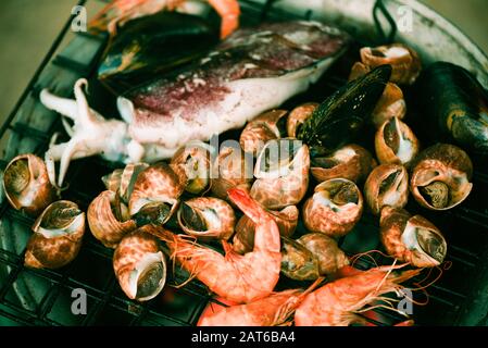 Fisch gegrillte Meeresfrüchte auf Herd/Krabbengarnelen Garnelen quietschende Muscheln gebacken auf Grill-Grillparty am Strand Stockfoto