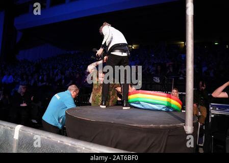 Brighton, Großbritannien. Januar 2020. Kaiser Chiefs tritt im Brighton Center auf. Ricky Wilson lädt den lokalen Musiker Rag N Bone Man während ihres Konzerts auf die Bühne ein © Andy Sturmey / Alamy Live News Stockfoto