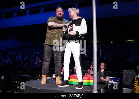 Brighton, Großbritannien. Januar 2020. Kaiser Chiefs tritt im Brighton Center auf. Ricky Wilson lädt den lokalen Musiker Rag N Bone Man während ihres Konzerts auf die Bühne ein © Andy Sturmey / Alamy Live News Stockfoto