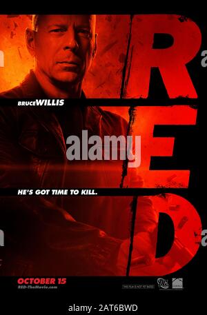 Red (2010) unter der Regie von Robert Schwentke und mit Bruce Willis in der Hauptrolle als Frank Moses, der 'R.E.D.' ist - Äußerst Gefährlich, Zurückgezogen, basierend auf dem DC Comic-Buch. Stockfoto