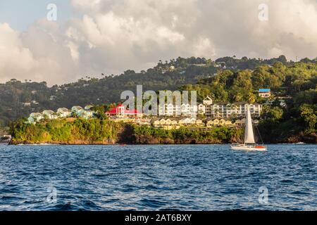 Blick auf die Küste mit Villen und Resorts auf dem Hügel, Castries, Saint Lucia Stockfoto