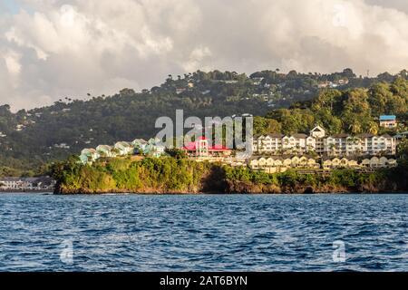 Blick auf die Küste mit Villen und Resorts auf dem Hügel, Castries, Saint Lucia Stockfoto