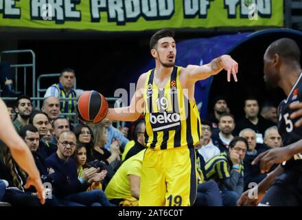 Istanbul/TÜRKEI - 14. JANUAR 2020: Nando De Colo während des Basketballspiels der Euroleague 2019-20 Runde 19 zwischen Fenerbahce und LDLC Asvel in der Ulker Sports Arena. Stockfoto