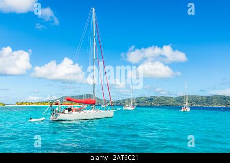 Türkisfarbenes Meer und vor Anker liegende Jachten in der Nähe der Insel Carriacou, Grenada, karibisches Meer Stockfoto