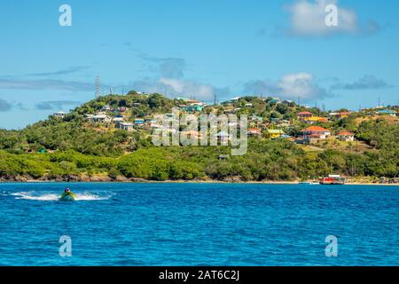 Wohnhäuser an der Bucht, Mayreau-Insel-Panorama, St. Vincent und die Grenadinen Stockfoto