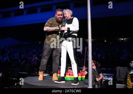 Brighton, Großbritannien. Januar 2020. Kaiser Chiefs tritt im Brighton Center auf. Ricky Wilson lädt den lokalen Musiker Rag N Bone Man während ihres Konzerts auf die Bühne ein © Andy Sturmey / Alamy Live News Stockfoto