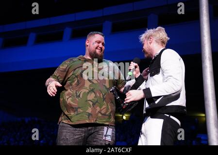 Brighton, Großbritannien. Januar 2020. Kaiser Chiefs tritt im Brighton Center auf. Ricky Wilson lädt den lokalen Musiker Rag N Bone Man während ihres Konzerts auf die Bühne ein © Andy Sturmey / Alamy Live News Stockfoto