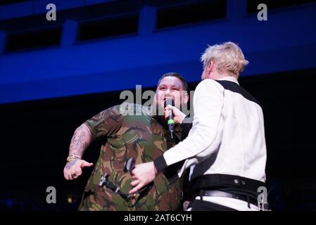 Brighton, Großbritannien. Januar 2020. Kaiser Chiefs tritt im Brighton Center auf. Ricky Wilson lädt den lokalen Musiker Rag N Bone Man während ihres Konzerts auf die Bühne ein © Andy Sturmey / Alamy Live News Stockfoto