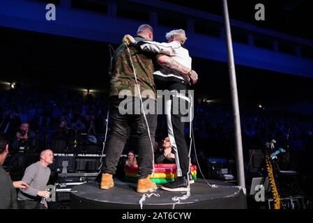 Brighton, Großbritannien. Januar 2020. Kaiser Chiefs tritt im Brighton Center auf. Ricky Wilson lädt den lokalen Musiker Rag N Bone Man während ihres Konzerts auf die Bühne ein © Andy Sturmey / Alamy Live News Stockfoto