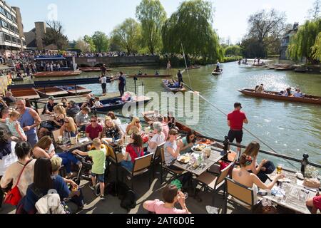 Besucher des Anchor Pub Drinking & Eating neben der River Cam in Cambridge, Großbritannien Stockfoto
