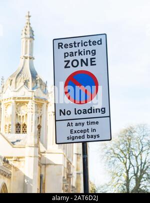 Schild mit eingeschränktem Parkplatz in Großbritannien Stockfoto