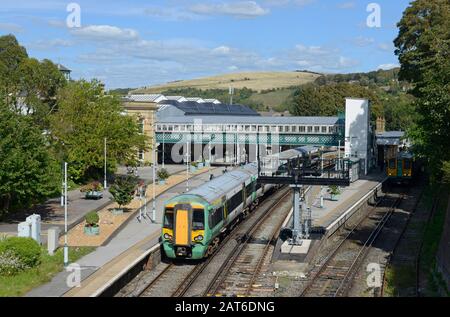 Ein elektrischer Zug der Southern Railway wartet im Bahnhof Lewes mit einer Verbindung nach Eastbourne, Sussex, Großbritannien. Stockfoto