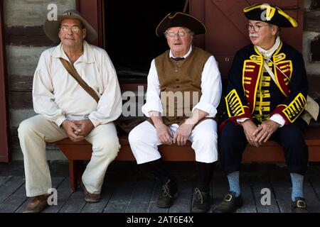 Reenactors ruhen im Historischen Old Fort Wayne in Fort Wayne, Indiana, USA. Stockfoto