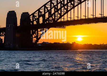 Hintergrundbild der Harbour Bridge bei Sonnenuntergang, Sydney Stockfoto