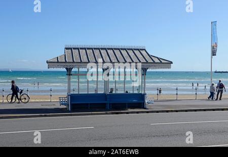 Eine traditionelle gusseiserne Schutzhütte an der Küste in Weymouth, Dorset, Großbritannien Stockfoto