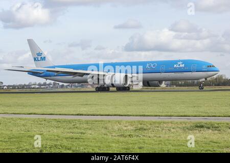 Amsterdam, Niederlande. Januar 2020. Eine KLM Royal Dutch Airlines Boeing 777-300 Großraumflugzeug landet auf dem Flughafen Amsterdam Schiphol AMS EHAM in den Niederlanden auf der Landebahn Polderbaan. Das Flugzeug besitzt die ETOPS-Zertifizierung für den Transatlantikflug. Kredit: Nik Oiko/SOPA Images/ZUMA Wire/Alamy Live News Stockfoto