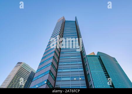 Der niedrige Winkel schoss moderne hohe Gebäude in der berühmten ginza-nachbarschaft in der stadt tokio, japan Stockfoto