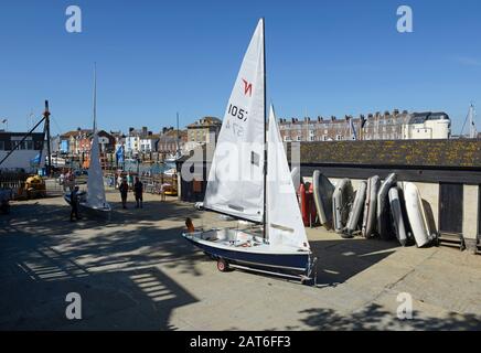 Yachten in einem Segelclub am Hafen von Weymouth, Dorset, Großbritannien an einem sonnigen Tag Stockfoto