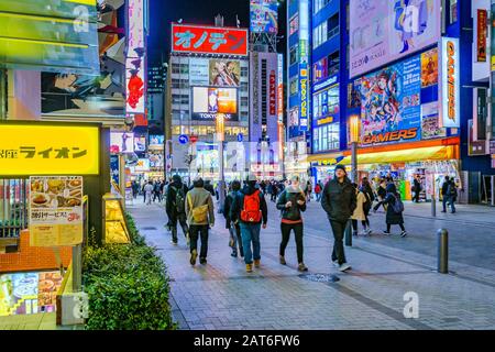 Tokio, JAPAN, JANAURY - 2019 - urbane Nachtszene im berühmten akihabara-viertel in der stadt tokio, japan Stockfoto