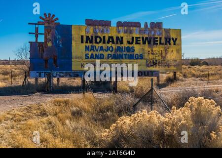 Alte und verblassende Plakate für Fort Courage, die eine Nachbildung des Forts in der alten Fernsehsendung F Troop, entlang der Interstate 40 in Houck, Arizona, war Stockfoto