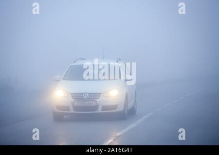 Zagreb, Kroatien - 27. Oktober 2019: Verkehr auf der zweibahnigen Straße bei dichtem Morgennebel. Stockfoto