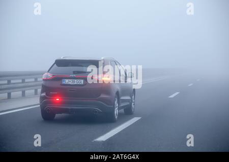 Zagreb, Kroatien - 27. Oktober 2019: Verkehr auf der Autobahn bei dichtem Morgennebel. Stockfoto