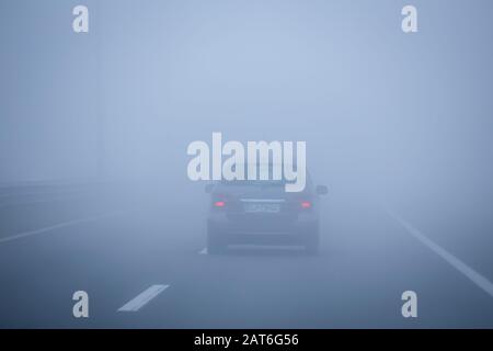 Zagreb, Kroatien - 27. Oktober 2019: Verkehr auf der Autobahn bei dichtem Morgennebel. Stockfoto