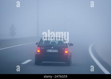 Zagreb, Kroatien - 27. Oktober 2019: Verkehr auf der Autobahn bei dichtem Morgennebel. Stockfoto