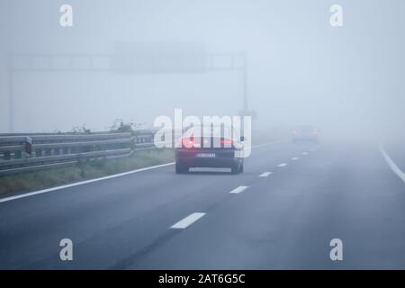 Zagreb, Kroatien - 27. Oktober 2019: Verkehr auf der Autobahn bei dichtem Morgennebel. Stockfoto