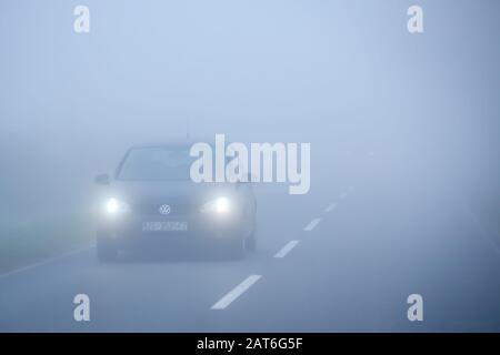 Zagreb, Kroatien - 27. Oktober 2019: Verkehr auf der zweibahnigen Straße bei dichtem Morgennebel. Stockfoto