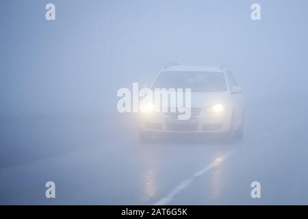 Zagreb, Kroatien - 27. Oktober 2019: Verkehr auf der zweibahnigen Straße bei dichtem Morgennebel. Stockfoto