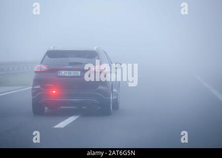 Zagreb, Kroatien - 27. Oktober 2019: Verkehr auf der Autobahn bei dichtem Morgennebel. Stockfoto