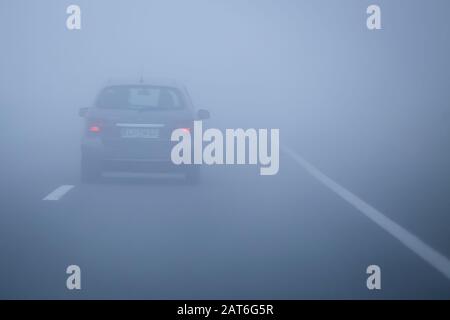 Zagreb, Kroatien - 27. Oktober 2019: Verkehr auf der Autobahn bei dichtem Morgennebel. Stockfoto