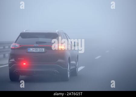 Zagreb, Kroatien - 27. Oktober 2019: Verkehr auf der Autobahn bei dichtem Morgennebel. Stockfoto