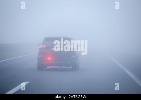 Zagreb, Kroatien - 27. Oktober 2019: Verkehr auf der Autobahn bei dichtem Morgennebel. Stockfoto