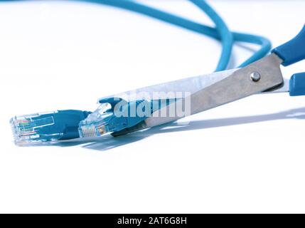 Schere, die das blaue ethernet-anschlusskabel schneidet. Stockfoto